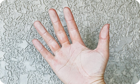 白い粉（チョーキング）が手に付く